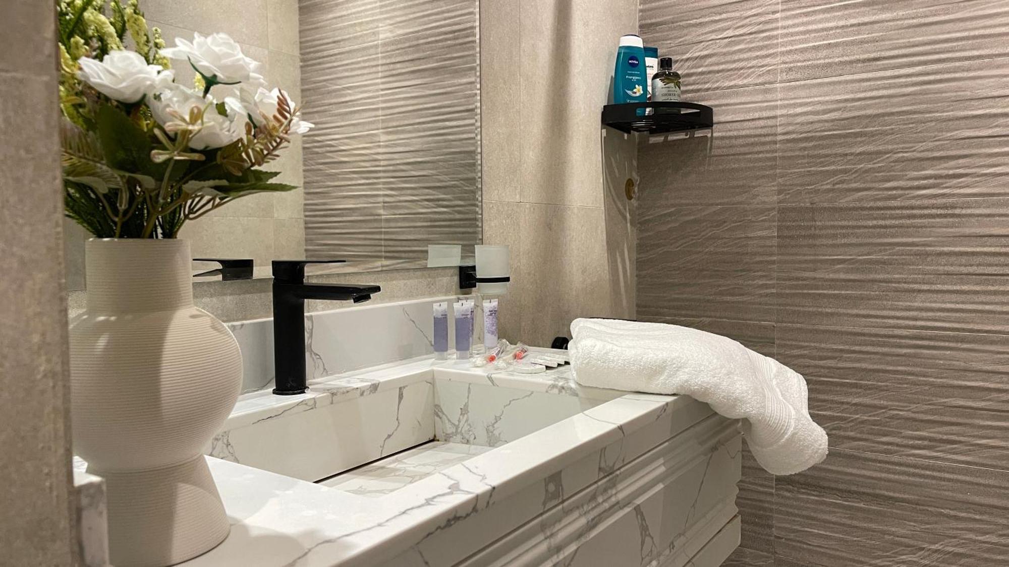 L1 Ivory Elegance With Kitchen Apartment *